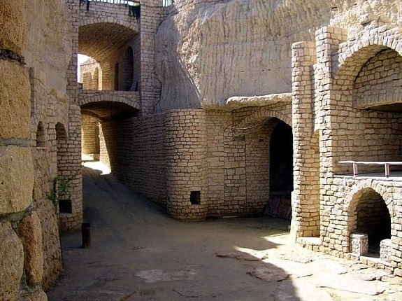 مسیر رسیدن به شهر زیرزمینی کاریز کیش