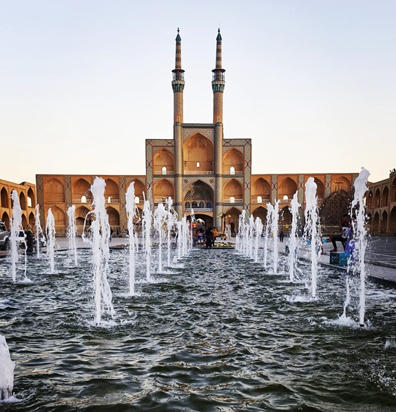 امیر چخماق 1 میدان امیرچخماق یزد؛ جایی که تاریخ هنوز نفس میکشد