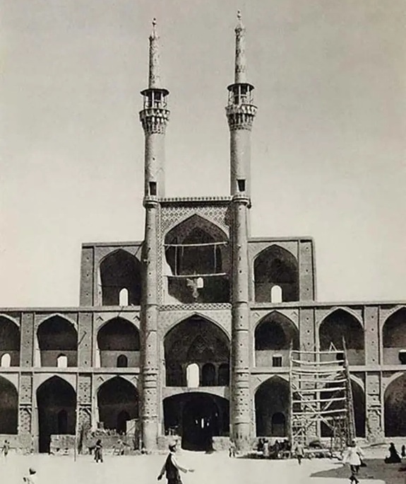 قدمت میدان امیرچخماق یزد؛ جایی که تاریخ هنوز نفس میکشد