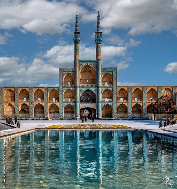 olhr میدان امیرچخماق یزد؛ جایی که تاریخ هنوز نفس میکشد