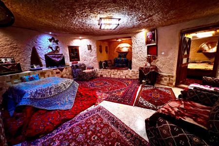 خانه صخره ای با کرسی در کندوان