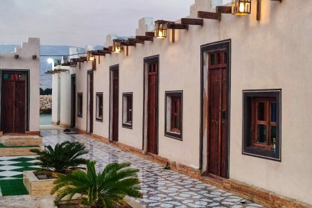 بومگردی لب دریا در عسلویه - سه تخته