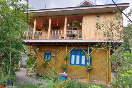 کلبه چوبی با بالکن رو به جنگل در ورمیه ماسال