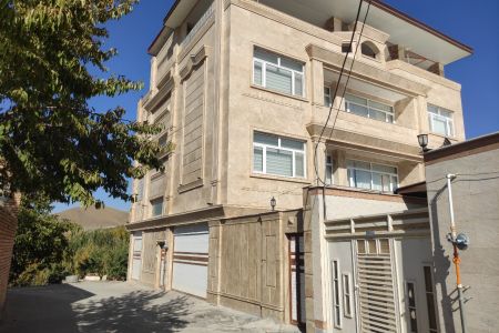 خانه بالکن‌دار در چم زاینده رود سامان