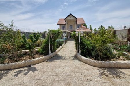 ویلا با استخر و حیاط دلباز در شهرک زعفرانیه