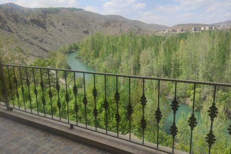 خانه بالکن‌دار در چم زاینده رود سامان