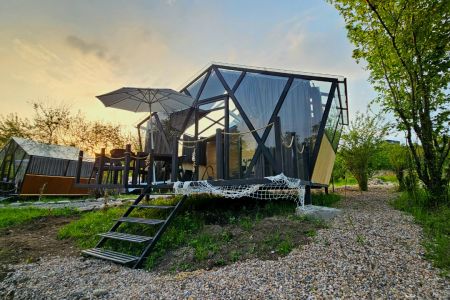 کلبه با سقف شیشه ای در لفور - شارقلت