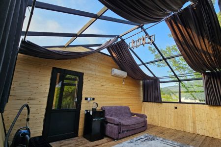 کلبه با سقف شیشه ای در لفور - شارقلت