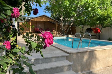ویلا با استخر آبگرم در چهارباغ - لشگرآباد