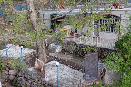 خانه حیاط دار کنار رودخانه در پاوه - داریان