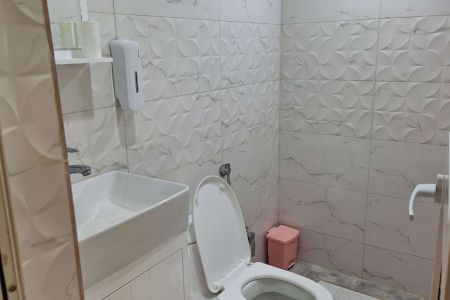 بومگردی در آستانه - داخل پایین - گیل لاکو