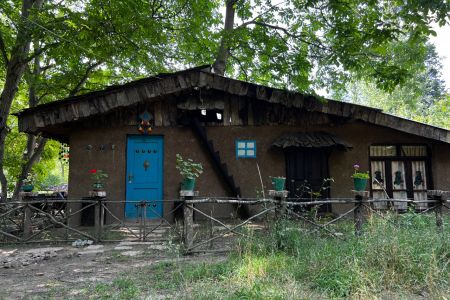 کلبه کاهگلی کنار رودخانه در کندلوس