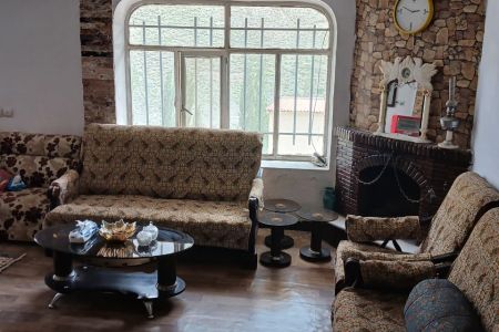 سوئیت کوهستانی نزدیک قلعه دیزین