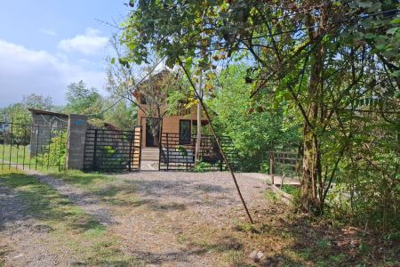 کلبه چوبی کنار رود در ماسال - خانقاهبر