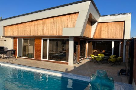 ویلا با استخر آبگرم در چهارباغ - دهکده ورزشی