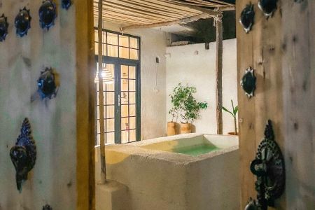 خانه سنتی با پنجره ای رو به دریا در هرمز