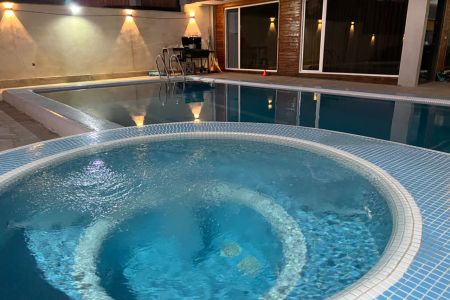 ویلا با استخر آبگرم در چهارباغ - دهکده ورزشی