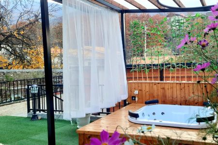 کلبه سوئیسی تریبلکس با جکوزی در کندلوس