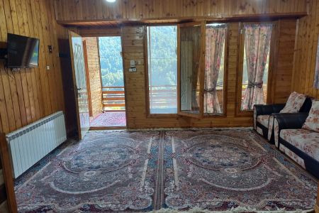 بوم گردی با منظره کوهستان در شفت - ارکیده