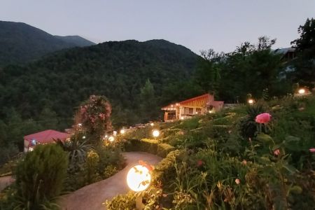 بوم گردی با منظره کوهستان در شفت - واحد رز