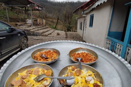 بوم گردی در سیاهکل - ملک رود - اتاق چای یا کاج