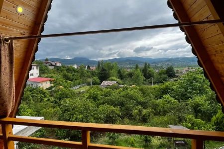 كوخ سويسري مع مسبح في بابل كنار