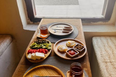 بوم گردی رو به ساحل در قشم - سوزا - اتاق دریا