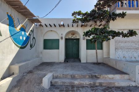 بومگردی چند قدمی ساحل دریا در هرمز - نخل