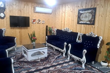 كوخ خشبي في الغابة مع إطلالات على الجبل في ماسال