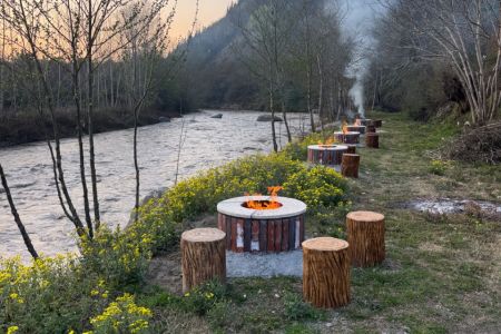 کلبه چوبی شیشه ای با جکوزی در لفور