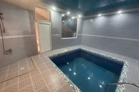 خانه دو طبقه با حوضچه آبسرد در فرح آباد