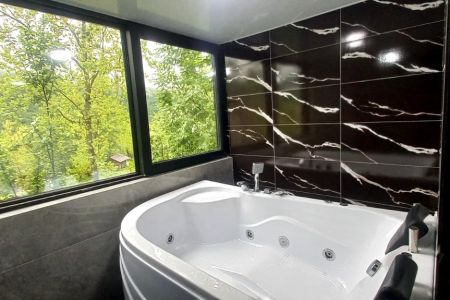 کلبه جنگلی جکوزی دار در جاده اولسبلنگاه