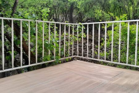 خانه بالکن دار نزدیک اورامان تخت - ژیوار - ط۲