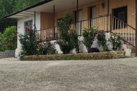 Renting a rural house in Shirgah