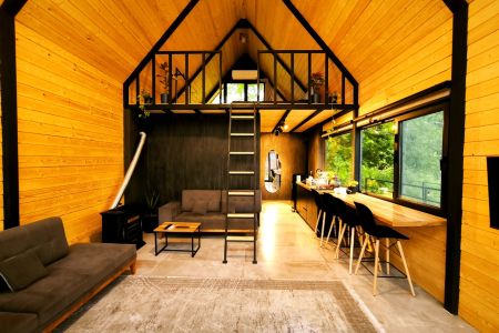 کلبه چوبی با نمای شیشه و فلز در ماسال - وشمه سرا