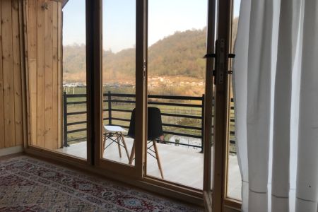 کلبه نزدیک دریاچه سراگاه