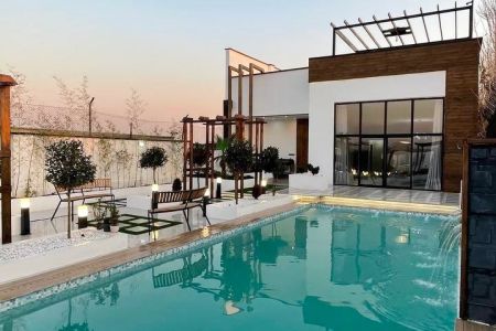 اجاره ویلای استخردار با روف گاردن در چهارباغ