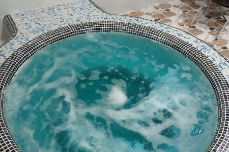 کلبه سوئیسی با جکوزی و ویو جزیره در بابلکنار