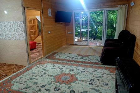 کلبه چوبی کنار رودخانه در جاده اسالم - گیجاو