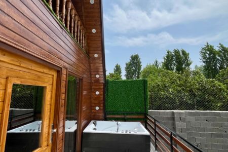 کوخ سویسری مع جاکوزی بجانب النهر فی بابل کنار