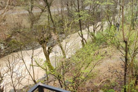 خانه در جاده اسالم - گیجاو - لب رودخانه