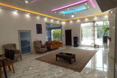 ویلا استخردار در چهارباغ - شهرک کامرانیه