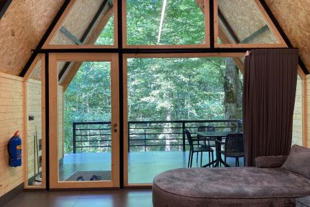 کلبه چوبی در مجموعه جنگلی در رویان