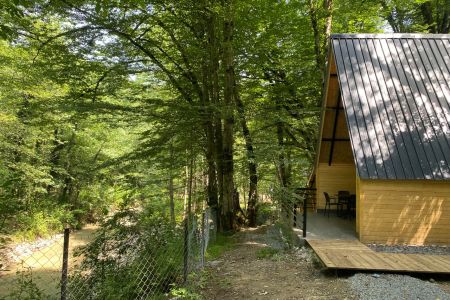 کلبه با ویو رودخانه در مجموعه جنگلی در رویان