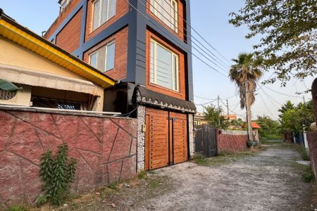 ویلا استخردار با بامی دلباز در چمستان - سنگ چالک