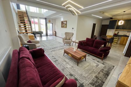 ویلا دوبلکس استخردار در چهارباغ - لشگرآباد