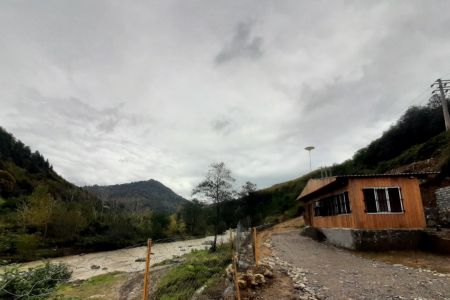 کلبه چوبی کنار رودخانه در بابلکنار - قرآن تالار
