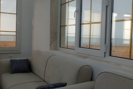 شقة مطلة على البحر في بندر أنزلي - الطابق الأول أو الثاني