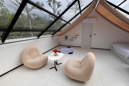 کلبه جکوزی دار با طراحی شیشه ای در تنکابن