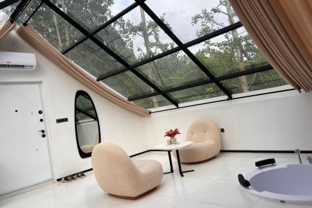 کلبه جکوزی دار با طراحی شیشه ای در تنکابن